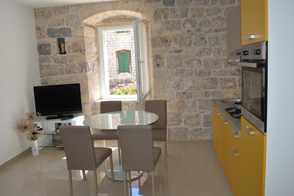 Mila Apartment Sinj Esterno foto