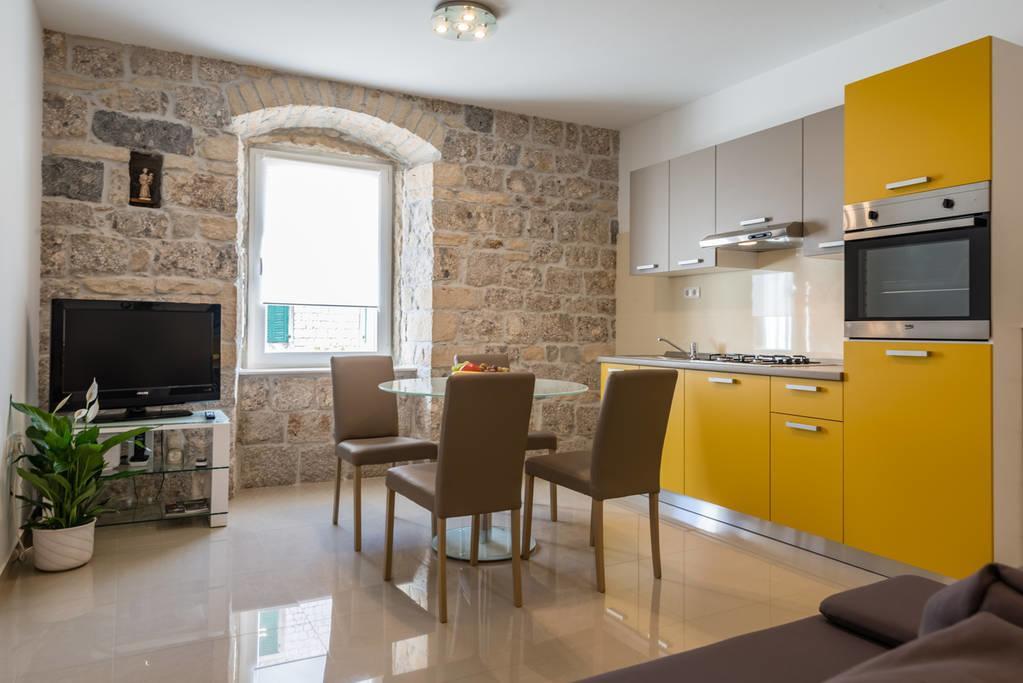 Mila Apartment Sinj Esterno foto
