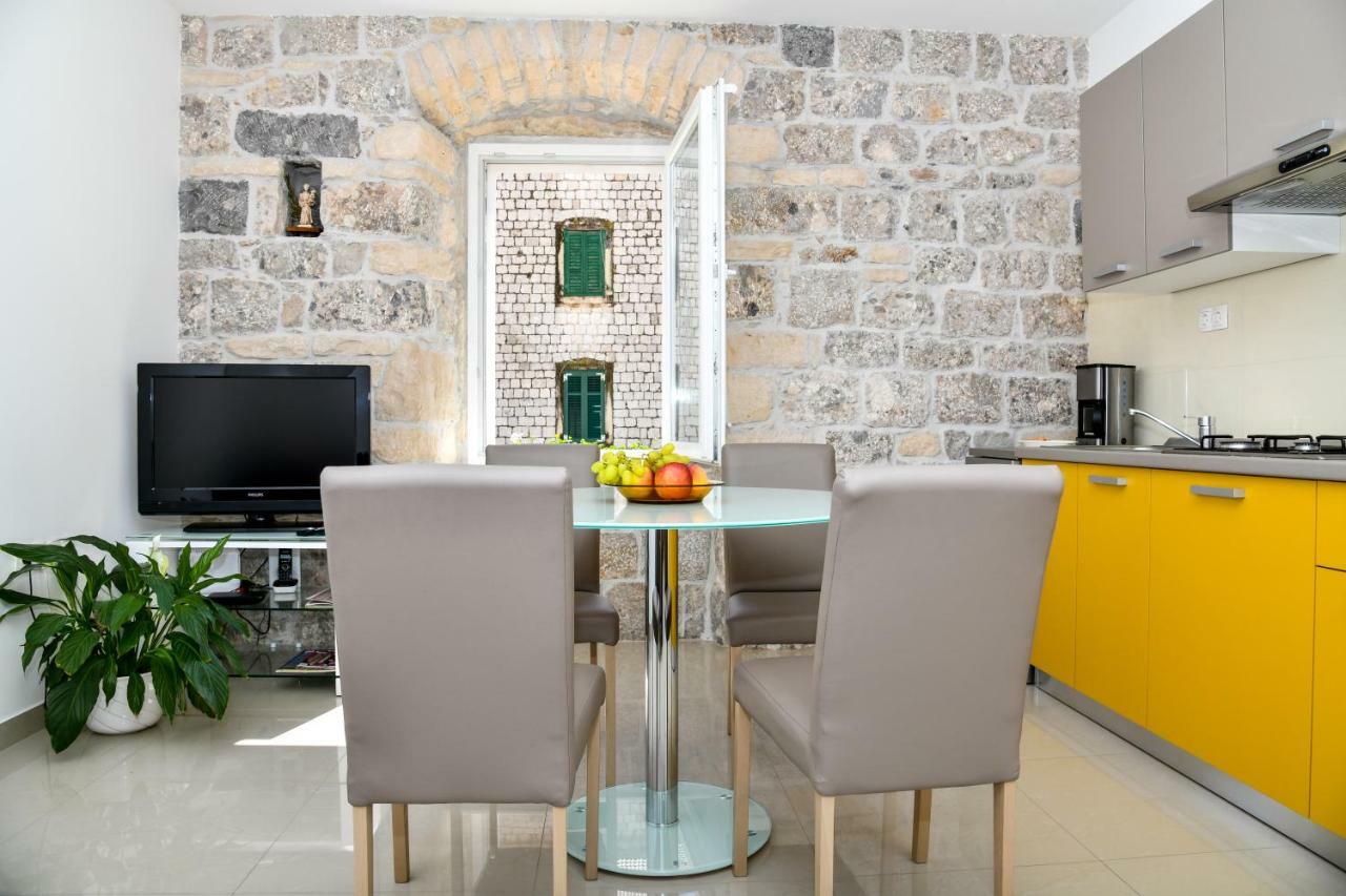 Mila Apartment Sinj Esterno foto